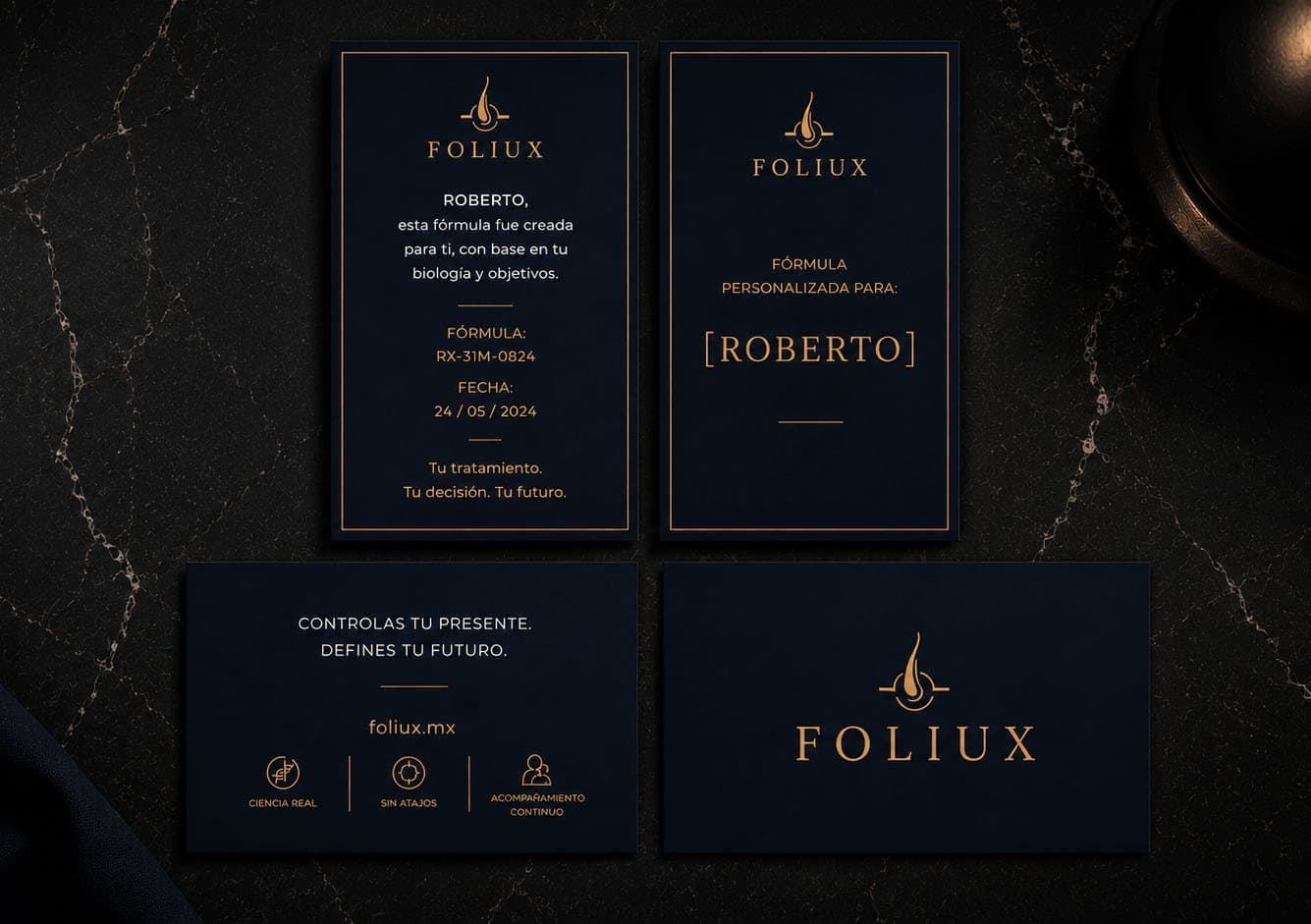 Tarjetas impresas de FOLIUX con la leyenda «Fórmula personalizada para» y el nombre del paciente.